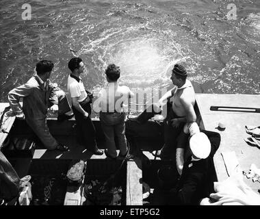 Le sous-marin britannique Sidon a coulé dans le port de Portland après une explosion. Elle était amarrée le long du HMS Maidstone à l'époque. 16 juin 1955. Banque D'Images