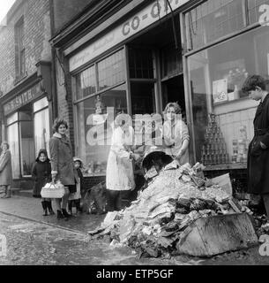 Suite des inondations à Morpeth, Northumberland, dans le nord-est de l'Angleterre, 9 mars 1963. Banque D'Images