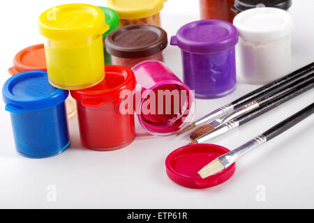 Pots de gouache et pinceau pour dessiner Banque D'Images