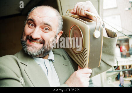 Alexei Sayle, comédien, auteur et humoriste, ouvre le Vintage Radio Museum à Chester, le 16 septembre 1994. Banque D'Images