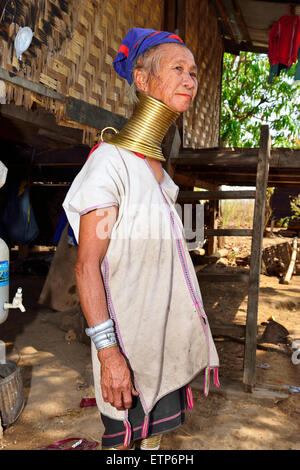 Étude d'un long cou de girafe ou cou femme Padaung Birmanie près du lac Inle au Myanmar Banque D'Images