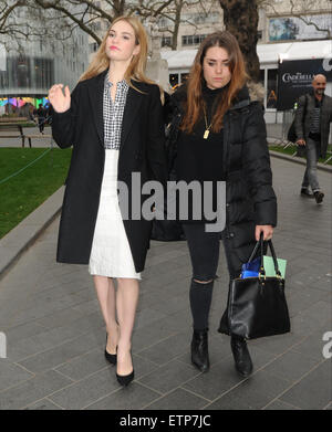 Le cast de 'Cinderella' dehors et environ dans la région de Leicester Square comprend : Lily James Où : London, Royaume-Uni Quand : 20 mars 2015 Source : WENN.com Banque D'Images