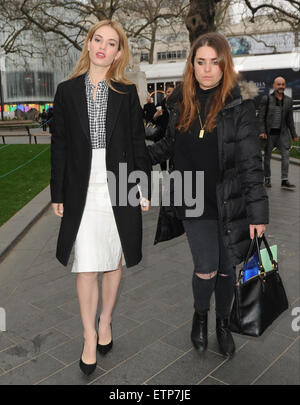 Le cast de 'Cinderella' dehors et environ dans la région de Leicester Square comprend : Lily James Où : London, Royaume-Uni Quand : 20 mars 2015 Source : WENN.com Banque D'Images