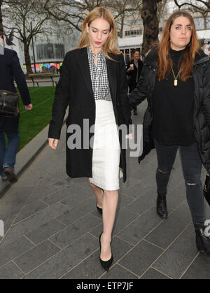 Le cast de 'Cinderella' dehors et environ dans la région de Leicester Square comprend : Lily James Où : London, Royaume-Uni Quand : 20 mars 2015 Source : WENN.com Banque D'Images