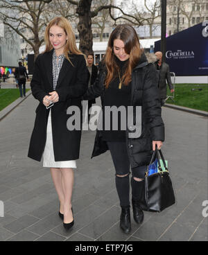 Le cast de 'Cinderella' dehors et environ dans la région de Leicester Square comprend : Lily James Où : London, Royaume-Uni Quand : 20 mars 2015 Source : WENN.com Banque D'Images