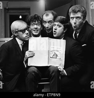 Groupe pop de Manchester Freddie et les Rêveurs visite de la majestueuse salle de bal à Bradford. Freddie Garrity et le reste de sa bande backstage. 7 décembre 1963. Banque D'Images