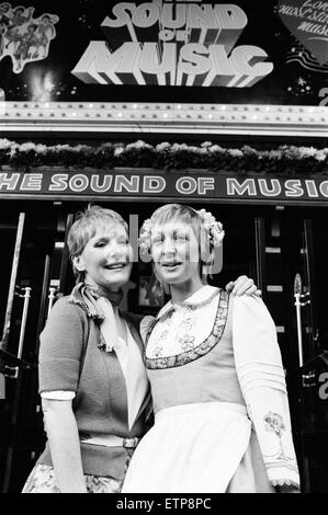 Petula Clark qui stars dans le hit musical show 'The Sound of Music" à l'Apollo Theatre, Londres, est en vacances. Aujourd'Petula remis son rôle de nounou pour les enfants Von Trapp à sa doublure Lisa Westcott. 6e avril 1982. Banque D'Images