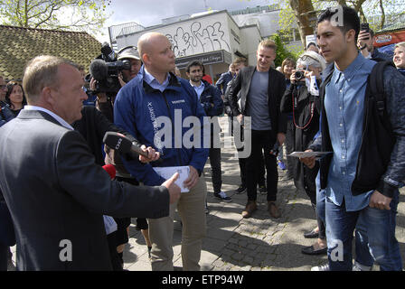 Copenhague, Danemark. 15 Juin, 2015. Le chef du parti libéral danois et le premier ministre candidat l'ancien premier ministre danois Lars Lokke Rasmussen route commune pour la campagne des élections au parlement local candidat Jakob Engel-Schmidt à Lyngby districts. Crédit : François doyen/Alamy Live News Banque D'Images