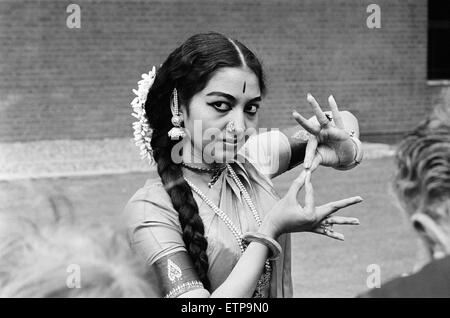 Les danseurs classique indienne, Londres, 28 août 1965. Dancer pose pour photographe. Banque D'Images