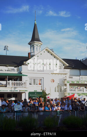 Lexington, Kentucky, USA. 13 Juin, 2015. Foule attendant de voir Triple Couronne gagnant American Pharoah dans le paddock. © csm/Alamy Live News Banque D'Images