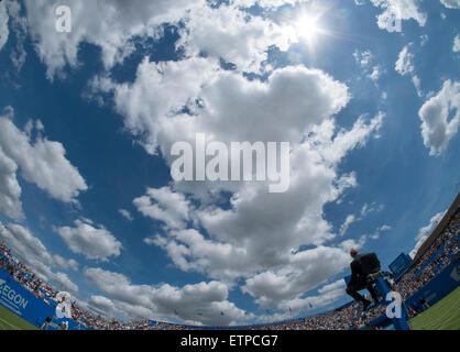 Le Queen's Club, London, UK. 15 Juin, 2015. En prélude à l'de Wimbledon, il commence à jouer au Queen's Club pour l'Aegon Championships sur gazon avec de nombreux grands hommes apparaissant au cours de la semaine de matches. Centre de vue fisheye avec cour juge-arbitre. Credit : Malcolm Park editorial/Alamy Live News Banque D'Images