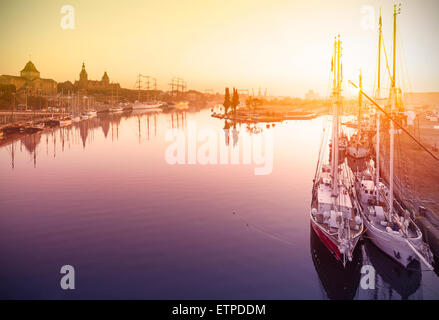 Beau lever de soleil sur le port, le bord de l'eau à Szczecin, Pologne. Banque D'Images