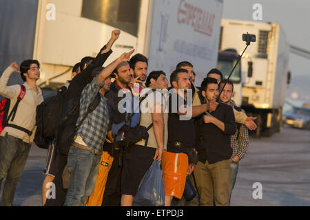 Athènes, Grèce. 14 Juin, 2015. Les migrants et les réfugiés prendre des autoportraits après son arrivée au Pirée. Environ deux mille migrants et/ou de réfugiés sont arrivés au Port du Pirée depuis les îles de Lesbos, Chios et que des centaines de de la Turquie à la Grèce tous les jours. © Nikolas Georgiou/ZUMA/ZUMAPRESS.com/Alamy fil Live News Banque D'Images