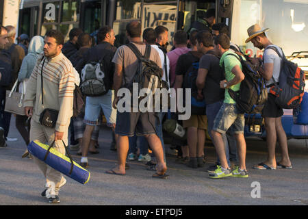 Athènes, Grèce. 14 Juin, 2015. Les sans-papiers et/ou de réfugiés prendre le bus vers Athènes. Environ deux mille migrants et/ou de réfugiés sont arrivés au Port du Pirée depuis les îles de Lesbos, Chios et que des centaines de de la Turquie à la Grèce tous les jours. © Nikolas Georgiou/ZUMA/ZUMAPRESS.com/Alamy fil Live News Banque D'Images