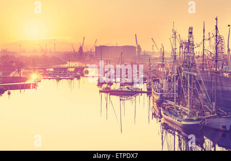 Tons Vintage golden sunrise sur le port, le bord de l'eau dans la région de Szczecin, Pologne. Banque D'Images