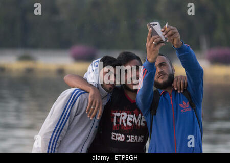 Athènes, Grèce. 14 Juin, 2015. Les migrants et les réfugiés prendre des autoportraits après son arrivée au Pirée. Environ deux mille migrants et/ou de réfugiés sont arrivés au Port du Pirée depuis les îles de Lesbos, Chios et que des centaines de de la Turquie à la Grèce tous les jours. © Nikolas Georgiou/ZUMA/ZUMAPRESS.com/Alamy fil Live News Banque D'Images