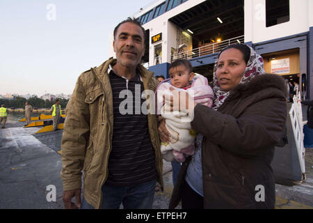 Athènes, Grèce. 14 Juin, 2015. Les réfugiés descendre le bateau venant de la nord-est de l'îles de Lesbos, Chios et.Environ deux mille migrants et/ou de réfugiés sont arrivés au Port du Pirée depuis les îles de Lesbos, Chios et que des centaines de de la Turquie à la Grèce tous les jours. © Nikolas Georgiou/ZUMA/ZUMAPRESS.com/Alamy fil Live News Banque D'Images