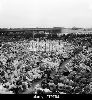 Southport, des foules de gens se détendre dans le hall Floral jardins comme ils écoutent la bande, le Merseyside. 5 août 1959. Banque D'Images