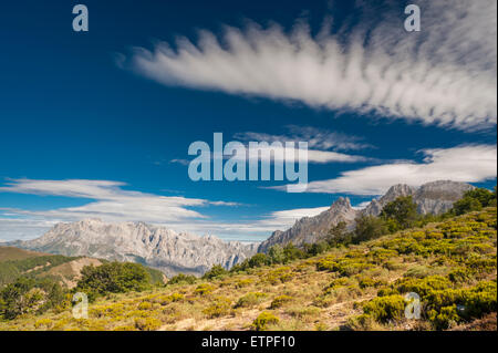 Les formations de nuages spectaculaires sur les Picos de Europa à partir de la voie au-dessus de Puerto de Pandetrabe, province de León, Espagne Banque D'Images