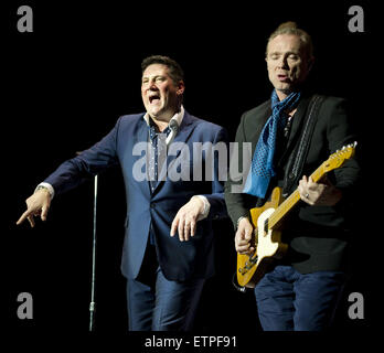 Spandau Ballet sur scène devant une salle comble à l'Heineken Music Hall avec : Tony Hadley, Gary Kemp, Spandau Ballet Où : Amsterdam, Pays-Bas Quand : 21 mars 2015 Source : WENN.com Banque D'Images