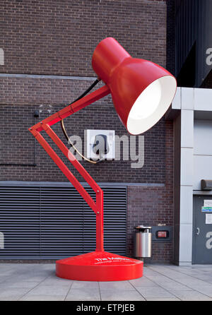 Lampe de bureau géant dans la boîte aux lettres à Birmingham Banque D'Images