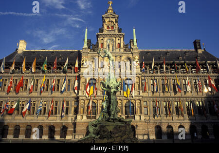 BEL, Belgique, Anvers, la Brabo fontaine en face de l'Hôtel de ville au marché. BEL, Belgien, Antwerpen, vor der Brabobrunnen Banque D'Images