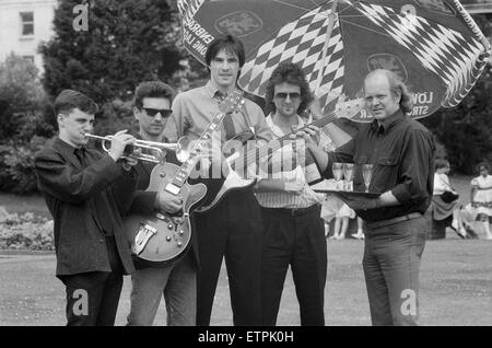 1988 Birmingham International Jazz and Blues Festival, des artistes, 29 juin 1988. Dans le Bleu, Birmingham jazz band , refroidir avec certains représentants du champagne au bar-café, où ils joueront pendant la Birmingham Jazz Festival. Banque D'Images