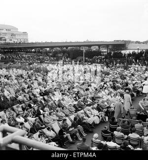 Southport, Merseyside, des foules de gens se détendre dans le hall Floral jardins comme ils écoutent la bande. 5 août 1959. Banque D'Images