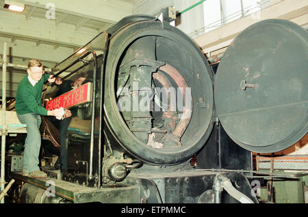 ICI, la préservation de la 4e janvier 1994. Dave Pearson à polir la plaque signalétique du Blue Peter. Une A2 N° 60532 locomotive conçue par Arthur H Sacy du LNER. Banque D'Images