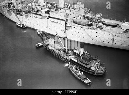 Le sous-marin britannique Sidon a coulé dans le port de Portland après une explosion. Elle était amarrée le long du HMS Maidstone à l'époque. Sur la photo, l'opération de sauvetage. 16 juin 1955. Banque D'Images