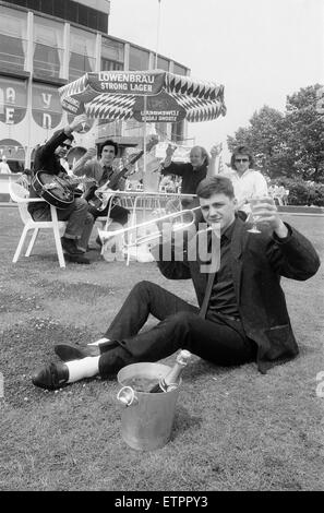 1988 Birmingham International Jazz and Blues Festival, des artistes, 29 juin 1988. Dans le Bleu, Birmingham jazz band , refroidir avec certains représentants du champagne au bar-café, où ils joueront pendant la Birmingham Jazz Festival. Banque D'Images