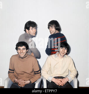 Le groupe de rock britannique The Troggs poser avant d'apparaître sur l'émission de télévision de la BBC Top Of The Pops. Rangée arrière : Reg Presley et Chris Britton (droite). Rangée avant : L-R : Peter Staples et Ronnie Bond. Janvier 1968. Banque D'Images