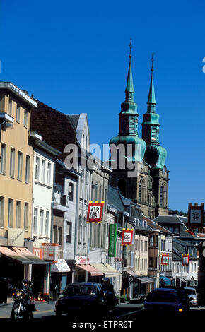 BEL, la Belgique, l'Est des Ardennes, Eupen, Maisons à l'Klosterstreet, église Saint-Nicolas. BEL, Belgien, Ostbelgien, Eupen, Maisons en Banque D'Images