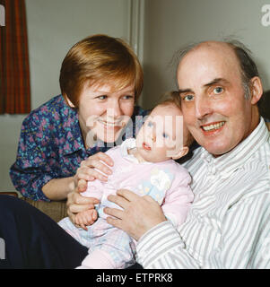 Sam Galbraith, député de Strathkelvin et Bearsden, Parti travailliste écossais. Photographié à la maison avec femme Nicola, et fille de bébé, Mhairi, février 1990. Banque D'Images