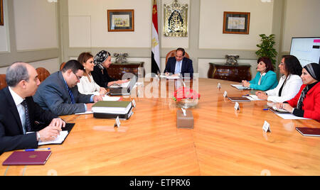 Le Caire, Égypte. 13 Juin, 2015. Le président égyptien, Abdel Fattah al-Sisi se réunit avec des membres du Conseil de développement économique de la présidence de la République le 13 juin 2015 dans la capitale égyptienne, Le Caire © Présidence égyptienne Images/APA/ZUMA/Alamy Fil Live News Banque D'Images