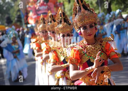 Denpasar, Bali, Indonésie. 13 Juin, 2015. BALI, INDONÉSIE - JUIN 13 : Les participants portant des costumes traditionnels lors de l'ouverture de la 37e Festival International des Arts de Bali le 13 juin 2015 à Denpasar, Bali, Indonésie. Le mois annuel festival se déroulera du 13 juin au 12 juillet 2015 et dispose de 15 000 artistes de l'art local et international. © Sijori Images/ZUMA/Alamy Fil Live News Banque D'Images