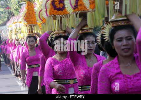 Denpasar, Bali, Indonésie. 13 Juin, 2015. BALI, INDONÉSIE - JUIN 13 : Les participants portant des costumes traditionnels lors de l'ouverture de la 37e Festival International des Arts de Bali le 13 juin 2015 à Denpasar, Bali, Indonésie. Le mois annuel festival se déroulera du 13 juin au 12 juillet 2015 et dispose de 15 000 artistes de l'art local et international. © Sijori Images/ZUMA/Alamy Fil Live News Banque D'Images