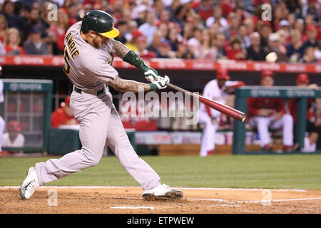 12 juin 2015 : Oakland Athletics de troisième but Brett Lawrie # 15 blasts un home run en solo dans le jeu entre l'Oakland A's et Los Angeles Angels of Anaheim, Angel Stadium d'Anaheim, CA, photographe : Peter Renner and Co Banque D'Images