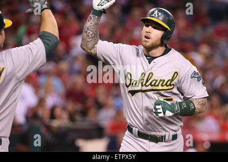 12 juin 2015 : Oakland Athletics de troisième but Brett Lawrie # 15 reçoit cinq comme il est à la tête de l'étang-réservoir après son solo accueil run dans le jeu entre l'Oakland A's et Los Angeles Angels of Anaheim, Angel Stadium d'Anaheim, CA, photographe : Peter Renner and Co Banque D'Images