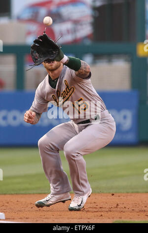 12 juin 2015 : Oakland Athletics de troisième but Brett Lawrie # 15 attend pour le broyeur à descendre dans le jeu entre l'Oakland A's et Los Angeles Angels of Anaheim, Angel Stadium d'Anaheim, CA, photographe : Peter Renner and Co Banque D'Images