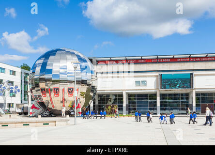 Les enfants qui fréquentent l'école Planetarium sphère à Bristol Bristol la Place du Millénaire Avon England UK GB EU Europe Banque D'Images