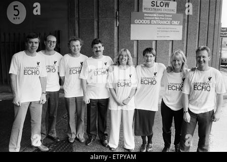 L'équipe de course d'escalier de l'écho, de formation pour une activité de bienfaisance, 10 novembre 1989. L À R. Ken Rogers, Paul Byrne, Chris Walker, John Griffith Éditeur, Ann Todd, Pip Bellis, Caroline Storah et Neil Hodgson. Banque D'Images