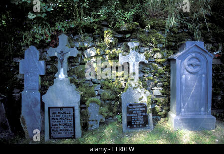 BEL, la Belgique, l'Est des Ardennes, Ouren, cimetière de l'église St Pierre. BEL, Belgien, Ostbelgien, Ouren, Friedhof der Saint Pierre Banque D'Images