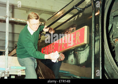 ICI, la préservation de la 4e janvier 1994. Dave Pearson à polir la plaque signalétique du Blue Peter. Une A2 N° 60532 locomotive conçue par Arthur H Sacy du LNER. Banque D'Images