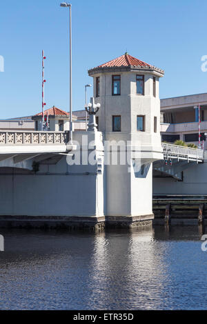 Platt Street Bridge Gate House sur la rivière Hillsborough, Tampa, FL Banque D'Images