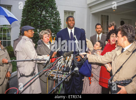 WASHINGTON, DC, USA - Ervin 'Magic' Johnson parle avec les journalistes de la Maison Blanche sur le SIDA Banque D'Images