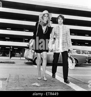 Tony Hicks du groupe pop britannique les Hollies voit sa petite amie modèle Jane Lumb à l'aéroport d'Heathrow, elle partira pour New York. 16 septembre 1967. Banque D'Images
