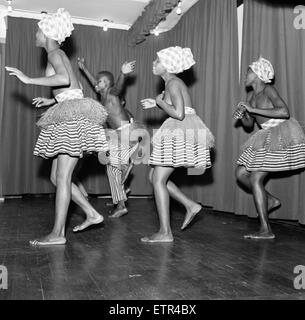 La Sierra Leone Dance Troupe répéter à la London University Girls Hostel, pour le Commonwealth Arts Festival qui aura lieu au Royal Albert Hall la semaine prochaine, en photo samedi 11 septembre 1965. Banque D'Images