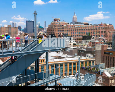 À la recherche du Nord Le parc High Line avec le Whitney Museum de New York, d'une terrasse. USA Banque D'Images