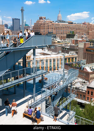 À la recherche du Nord Le parc High Line avec le Whitney Museum de New York, d'une terrasse. USA Banque D'Images